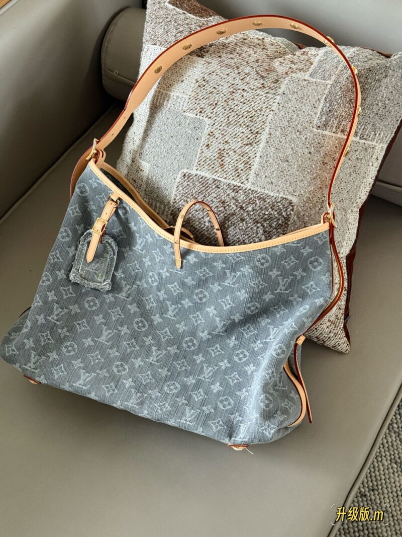 656337622b.jpg 360 box upgrade version
size:41*29cm
L's old flower, Carryall, is everywhere on the road,
Let's have a different one
This denim bag exudes a vintage atmosphere and is packed with UP!
The pattern, fabric, and hardware taste are all okay!
Carryall de...