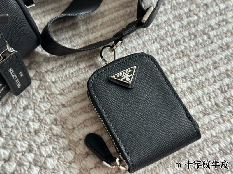 656d9586da.jpg 290 pairs of folding box cowhide
size:21*11cm
Prad Boston Pillow Bag
Parachute fabric
The bottom and handle are made of cross patterned leather
Three dimensional, stylish, lightweight, and casual
Equipped with a zero wallet!
A super good item!