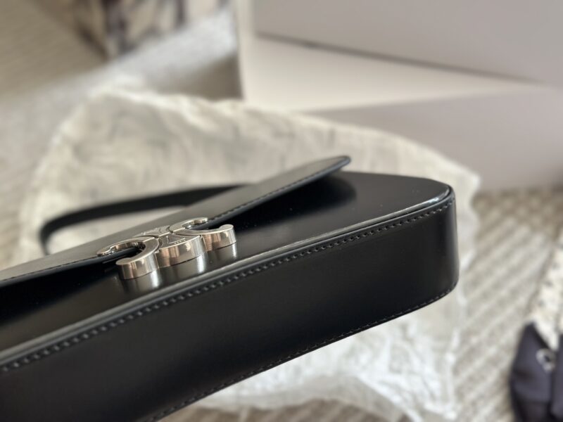 657f2f5497.jpg 230 box
size:28*12cm
Celine's new black silver LOLA handbag
The new season's LOLA silver hardware color scheme is even more cool and vibrant