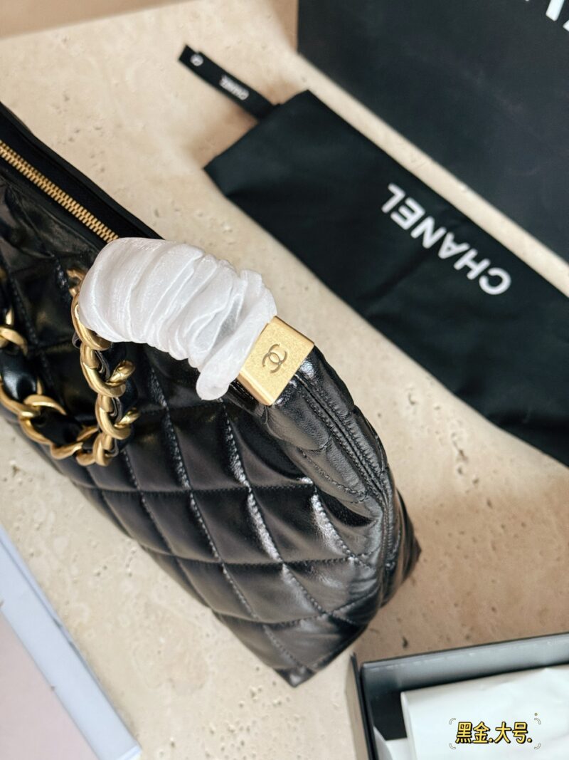 658a9daefc.jpg 235 240 245 box
Size: 22 * 16cm (small)
26.5 * 17cm (medium)
30 * 23cm (large)
24Ahobo Xiaoxiang's home
Xiangxiang loves new styles recently
Hobo armpit bag exudes a strong atmosphere, who knows!! good-looking!