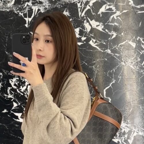 Celine launches new floral shoulder bag
Full of retro style autumn and winter coats, really beautiful