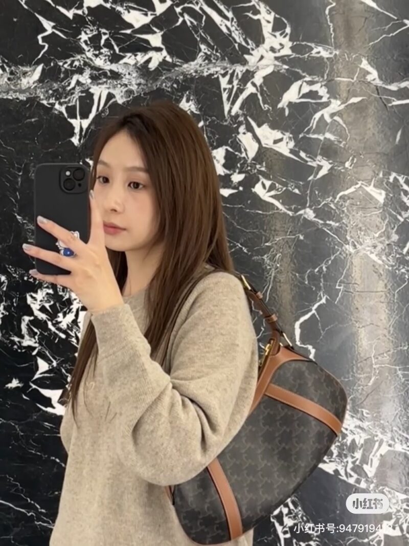 65c62b9c80.jpg Celine launches new floral shoulder bag
Full of retro style autumn and winter coats, really beautiful