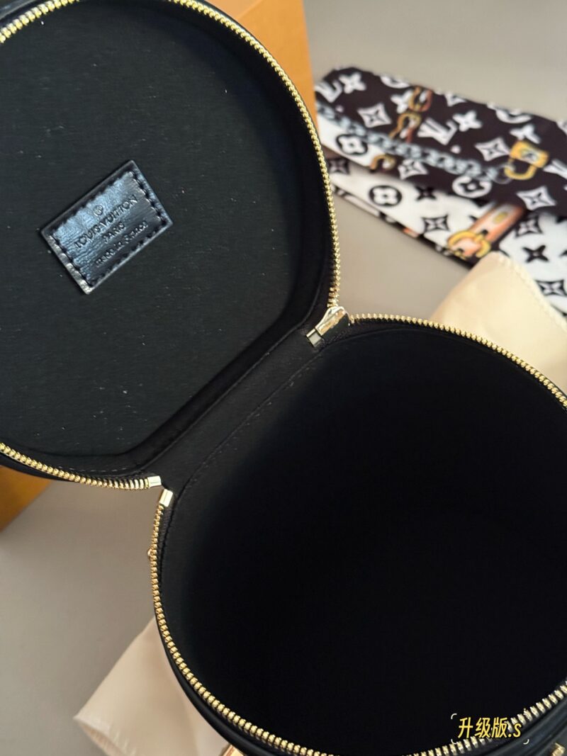 65d370a51b.jpg 265 box (520 plus free silk scarf!)
size:17cm
L family cans bucket bag
Money Bucket! Money Bucket!
It's really special!
The more you use it, the more fragrant it becomes!!!
Versatile and practical black genuine leather
Original canvas coating with ...