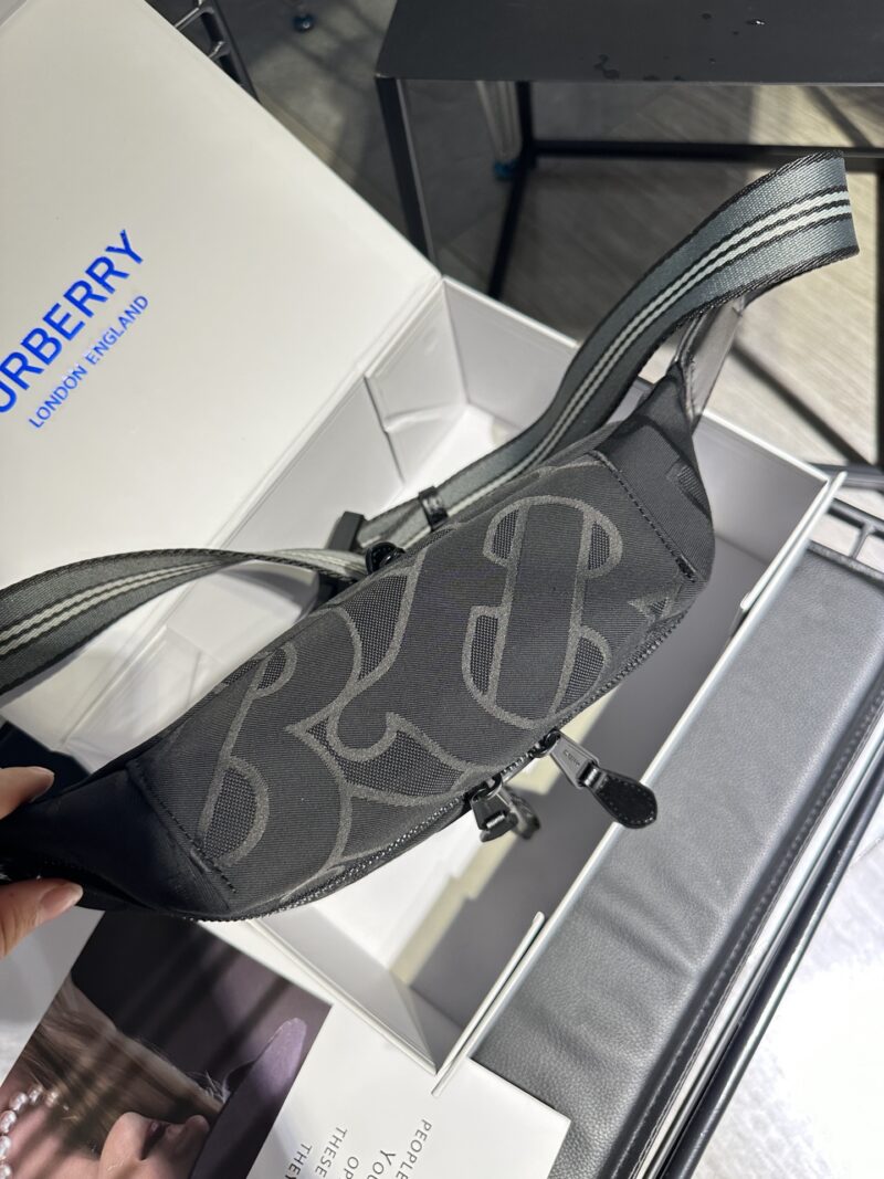 65e0579c11.jpg Black BURBERRY New Year NY ? Mlb Co branded Super Western Chest Bag/Waist Bag Premium Version Fabric is custom-made and is N levels higher than the black ones on the market, with perfect embroidery inside and a complete set of hardware logos. Size ...