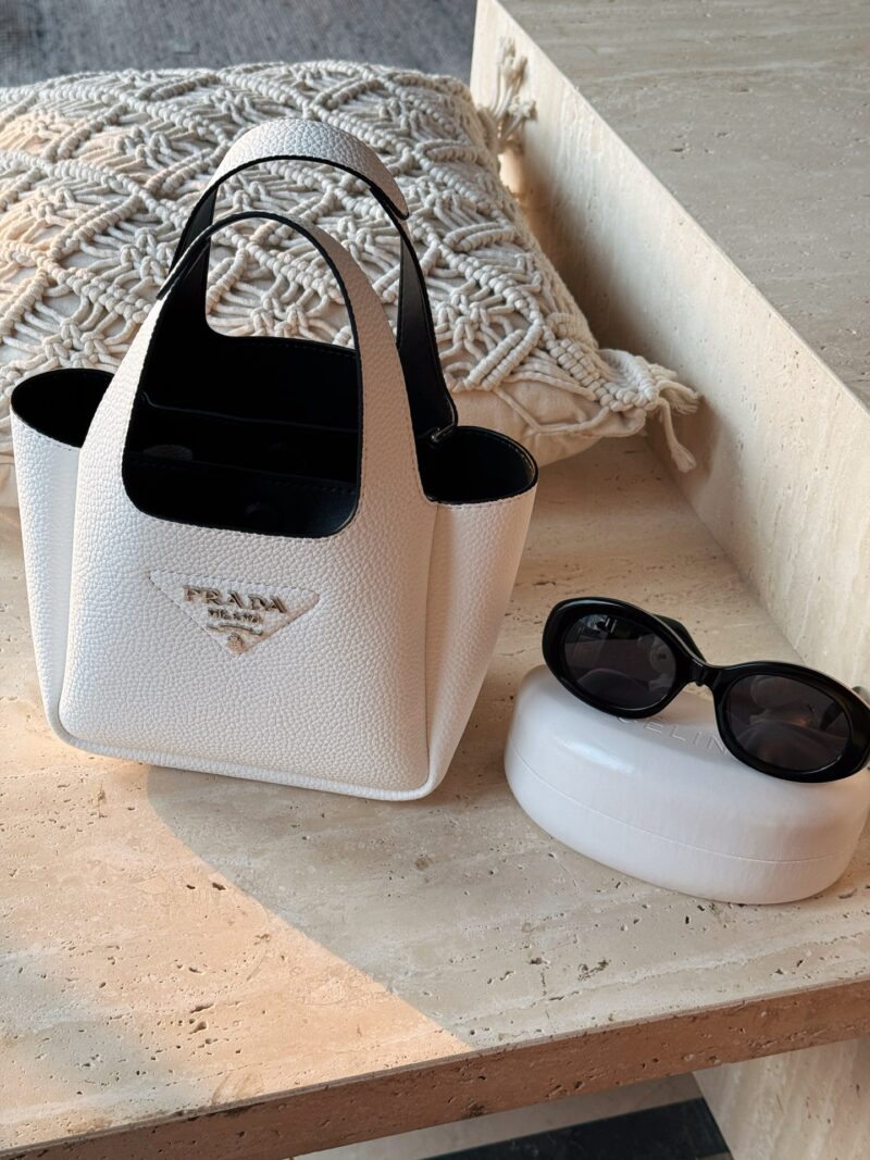 200 boxes
size：18*15cm
Prada Basket of Vegetables
Counter tote bag
leather handbags ?
Cowhide quality ??
Leather wrapped magnetic buckle main compartment ?