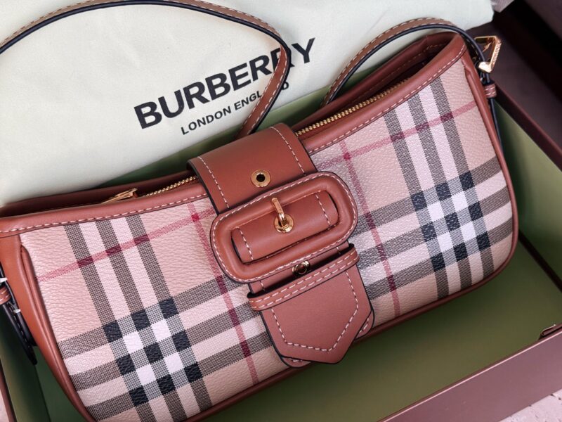 65f95c7c30.jpg 220 boxes#
size:24*11cm
Bur Retro Underarm Bag
I was captivated by fashion and loved deeply
Classic plaid versatile aura
Easily handle various styles
Classic and fashion coexist