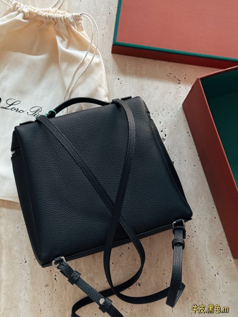 65fab8c859.jpg 320 cowhide/matching box
size:23*32cm
Loro Piana backpack goes viral/
Loro Piana's backpack is finally waiting for you!
New favorite backpack
Great! It's low-key and tasteful!
Ultra gentle color wrap
The first layer of cowhide is very durable!