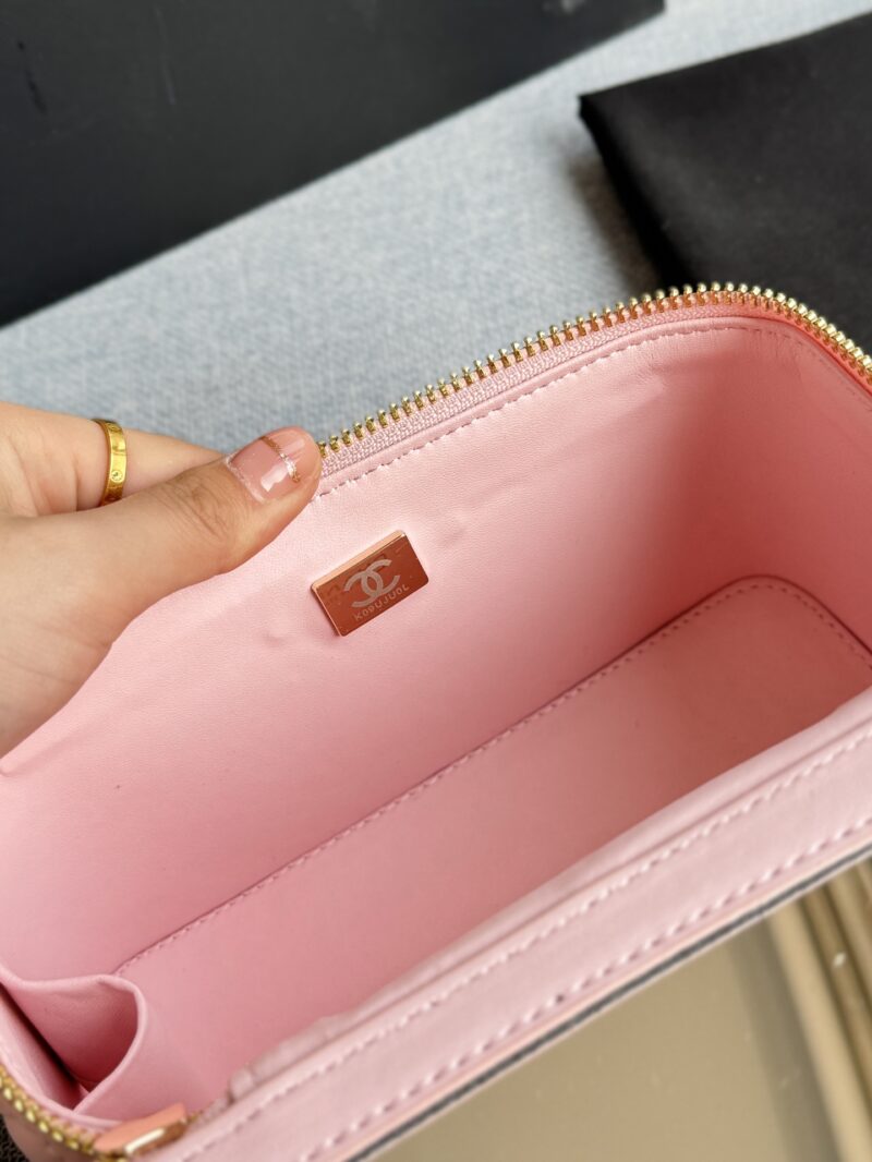 6609d8dbbe.jpg 200 complete gift boxes
size:18×10
CHANEL Knitted Handheld Makeup Bag, Makeup Box, Chain Bag, Single Shoulder Crossbody Bag
Truly super invincible and adorable~
Full of fairy spirit~A must-have for daily purchases, little sister~
Always showcase y...