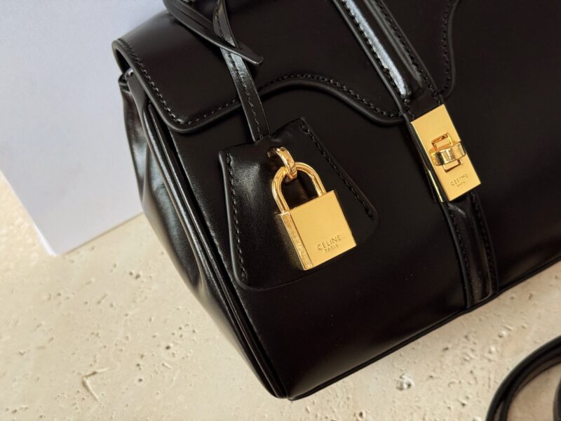 660a4b1ae6.jpg 255 boxes
Size: 18 * 13cm
Latest Celin * soft 16
Simplicity, coldness, and age reduction
A very elegant bag with a touch of satin and cowhide, super versatile!