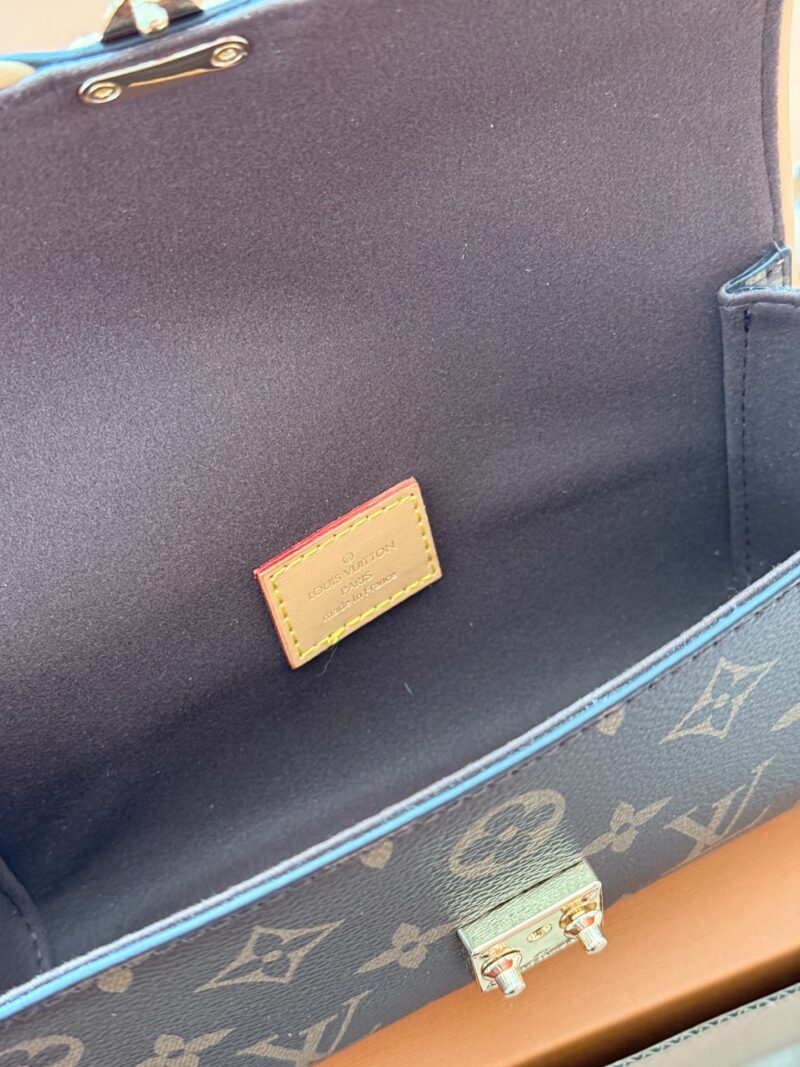 661a6db4e1.jpg 220 boxes
size:20*11cm
L Home CAMILLE Handbag
Wearing a small dress in summer should be absolutely stunning!
Exquisite and compact, it can still be installed!
There are three more ways to memorize! This should be the next stock shortage king