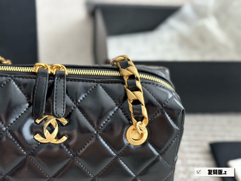 6624e6a510.jpg 250 boxes
size:25 16cm
Chanel 24 Bowling Bag
This bowling bag is really delicious~
A very popular one recently
The design is not easily outdated and is very fashionable to hold in your hand.
?? superior quality!