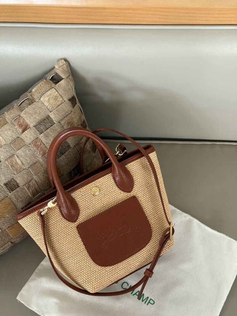 6625b8d8a3.jpg 200 with 220 boxes
Size: 17 base, 28 width, 19 height (small)
28 base, 46 upper width, 35 height (large)
Summer outfit | Longxiang grass woven shoulder bag
The appearance is too high! Perfect for pairing with various leisure and holiday styles, the S...