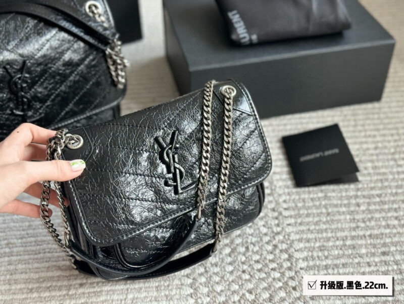 320 290 box upgrade version
Size: 28 * 22cm (large)
22 * 18cm (small)
Niki is really easy to carry!
It's really beautiful and unique ??
YSL Nikki leather material has a soft and sticky texture ??
Imported cowhide!
Both inside and outside are ...