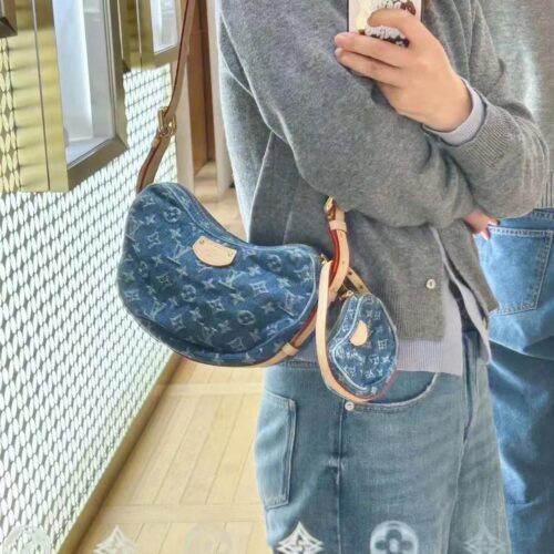 [Spring Light Dressing] Denim Charm
[Croissant MM Pea Bag] The 2024 early spring denim series has made a hot debut, and one of the highlights of the two-piece set is the addition of a small coin purse, which can also be used as an extra pocket.
Monog...