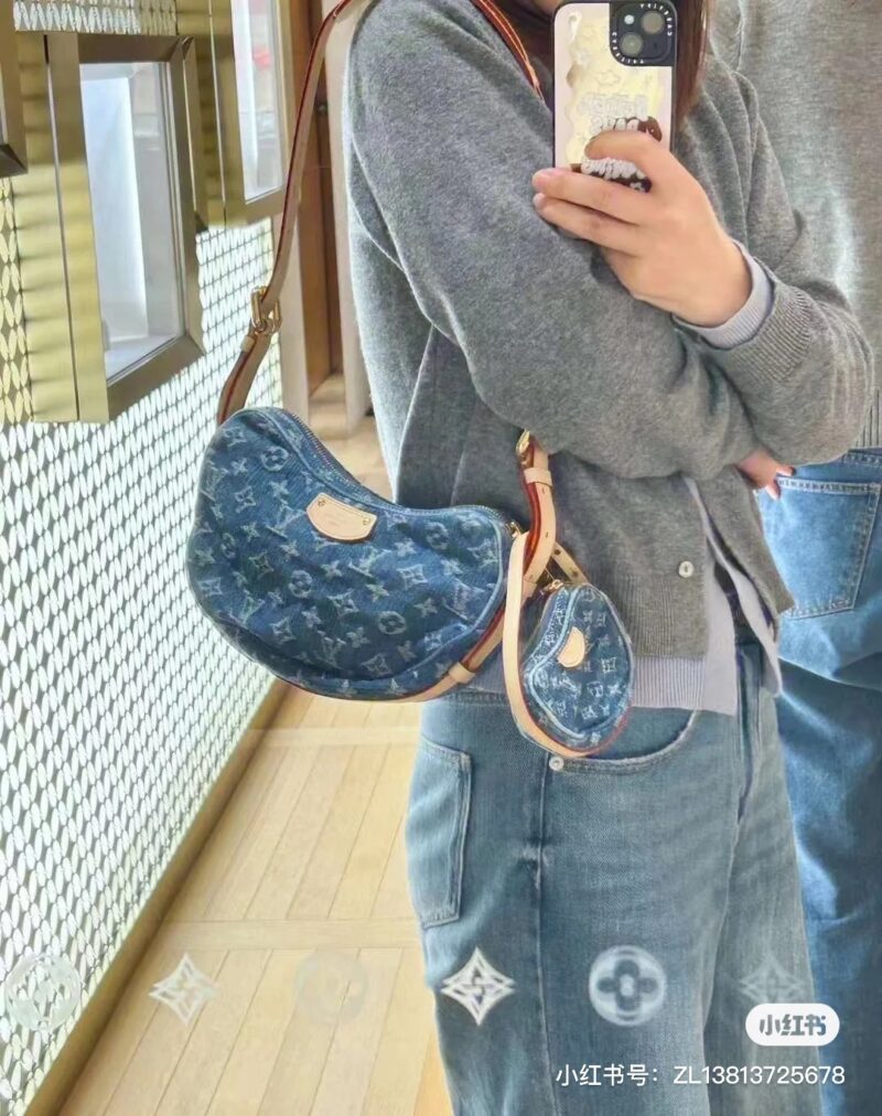 [Spring Light Dressing] Denim Charm
[Croissant MM Pea Bag] The 2024 early spring denim series has made a hot debut, and one of the highlights of the two-piece set is the addition of a small coin purse, which can also be used as an extra pocket.
Monog...