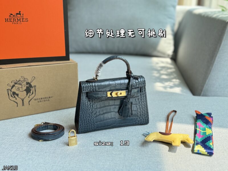 Color card ??
HERMES Hermes Mini Kelly 2nd Generation Crocodile Leather Kelly Bag Handbag with Gold Buckle