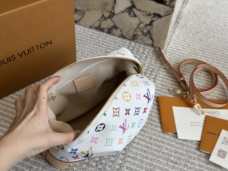 220 boxes
size：28*16cm
This makeup bag must be praised well
It's really convenient to use it!
If you go on a trip
One package can solve all problems!
L Home Makeup Bag!
Ladies' essential items,
Ladies and gentlemen,
All can be used,
A beloved doubl...