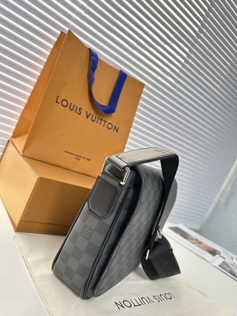 Comes with a premium gift box (top of the line original order) M 42710 checkerboard pattern
This District small mailman bag is more square and compact than the previous version, reinforced with Damier Graphite coated canvas for classic contours and d...