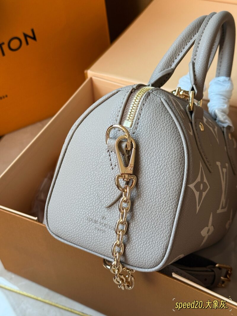 668a53c93b.jpg 215 new model (with box)
size: 20*14cm
L Home Speedy 20
Let's feel the joy of Speedy together~
This size is just right!
Carrying a small bag, I really love it, love it~
Search: Lv nano