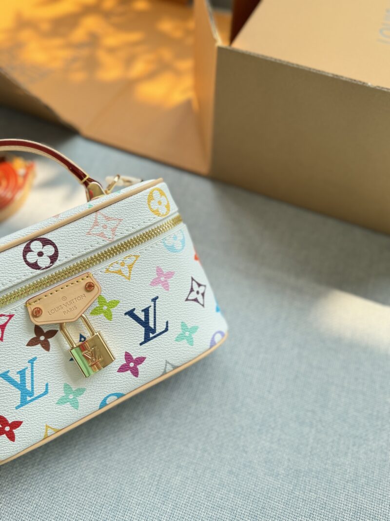 669e091618.jpg 240 original single aircraft box
Original quality with pure leather steel hardware 163 jump code chip
size:19×12
LV x Takashi Murakami collaboration Vanity white tri color makeup box, makeup bag box, single shoulder crossbody handbag
Playful yet s...