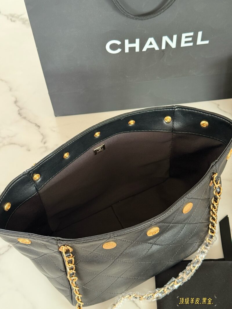 305 box sheepskin
size：25*21cm
Xiaoxiangjia 25p Hobo Bucket Bag
Wow!
A row of small gold coins exudes luxury!
Sheepskin material is soft and high-end!
Very hot and super atmospheric!