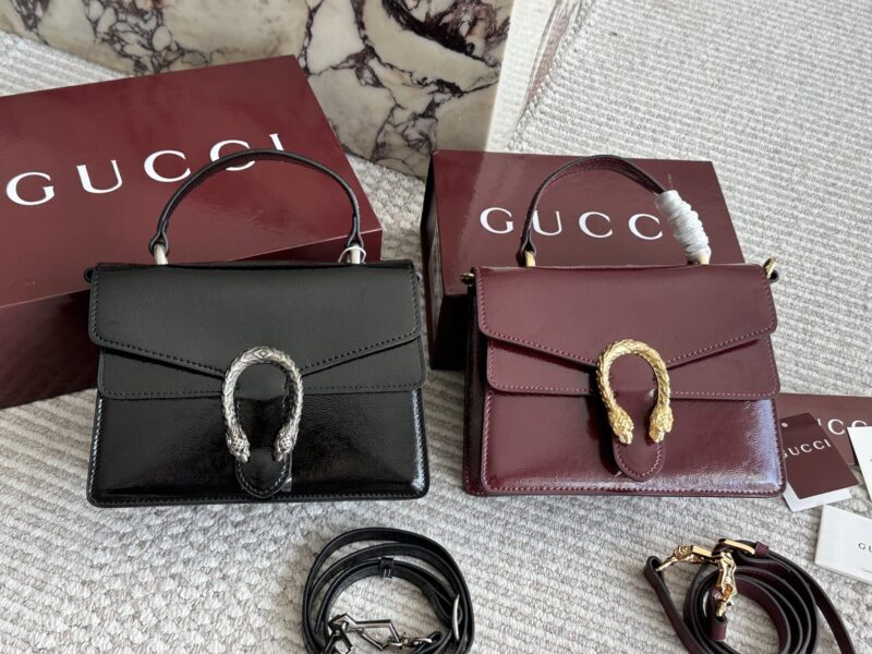 66a84c60ee.jpg 250 boxes
size:22 16cm
GG's latest wine god bag with shiny leather
Latest fabric paired with Shijiushen buckle
Super good-looking