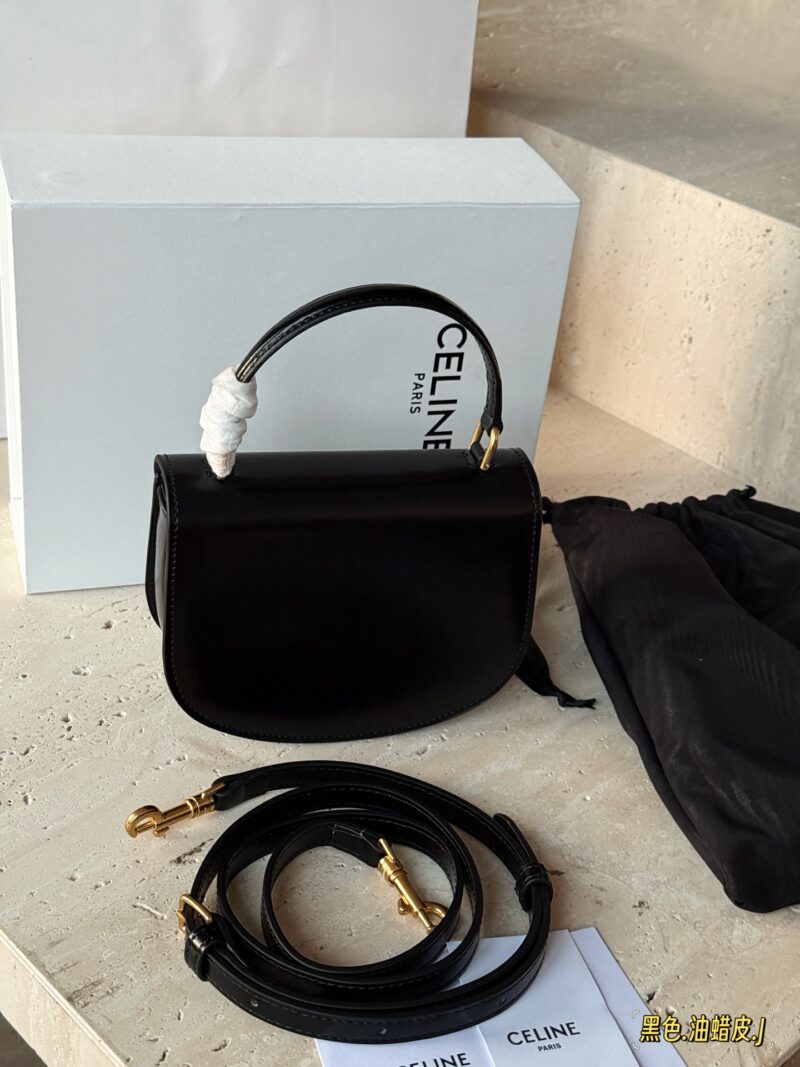 66b0e70b69.jpg 250 box cowhide
size:16*12.5cm
Celine's latest Arc de Triomphe handbag is here!
Between the medium-sized bag and the mini bag
One size
Both practical and cute enough!
I can't put down my phone
