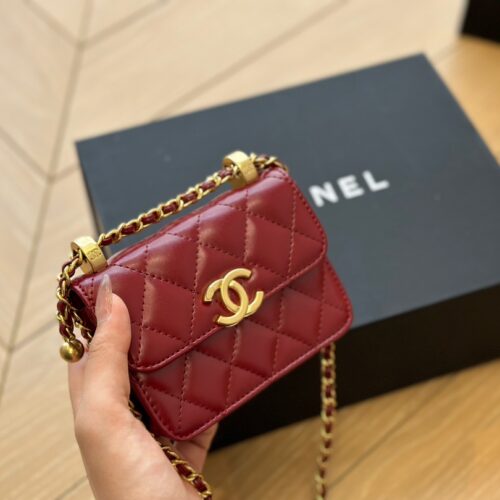 Folding box
Cute and explosive! The palm sized Chanel mini bag is so cute! This Chanel mini bag is really cute! The black square shaped bag with a chain and a small golden ball is a perfect eye-catching tool when walking on the road!! 12*9cm