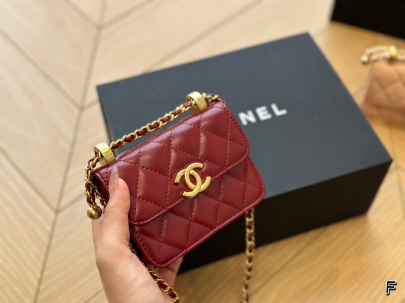 Folding box
Cute and explosive! The palm sized Chanel mini bag is so cute! This Chanel mini bag is really cute! The black square shaped bag with a chain and a small golden ball is a perfect eye-catching tool when walking on the road!! 12*9cm