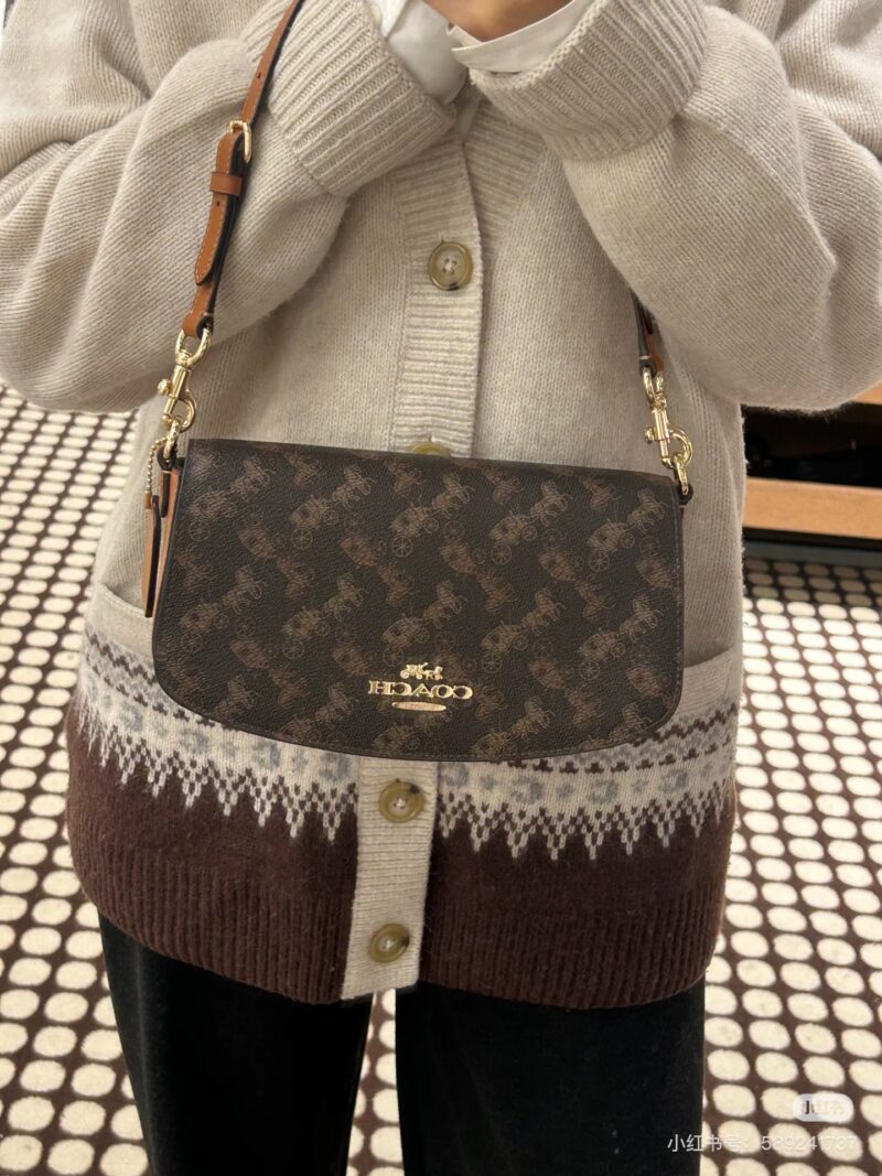 Coach Andrea series underarm women's bag Andrea series underarm women's bag
Changed to a new color scheme~
Although small, it is exquisite! But satisfying circle D itself
A small bag that looks great in daily life! Underarm bag is super versatile and...