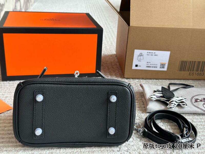 320 original togo leather
Size: 20cm box
Original quality ?
Original TC leather side panel steel seal code ??
The lock is made of copper, with a scarf and a flying horse pendant ??
The season for carrying platinum bags has arrived
The first...