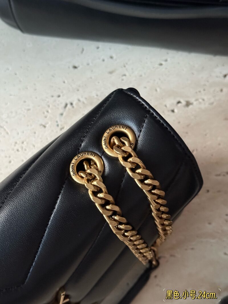 66ce4ee22b.jpg 240 280 320 sheepskin box
Size: 20 * 12cm (small)
24 * 14cm (medium)
29 * 17cm (large)
YSL's new version of LouLou Fang Fat Man
Finally online!!
Have to say,
At first glance, it looks very eye-catching
The new sheepskin has undergone additional coati...