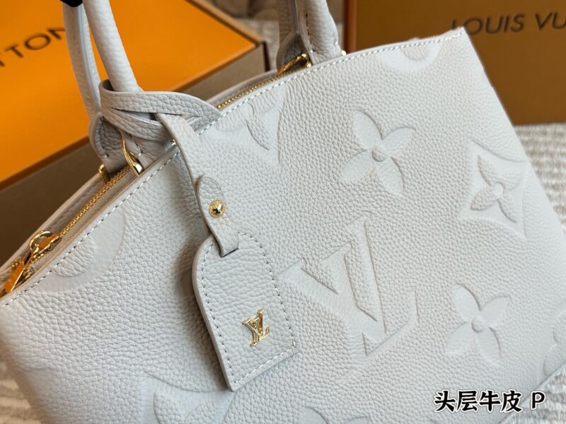 66d08fba09.jpg 350 cowhide
size:30 22 cm
L Family Classic Handbag
Commonly known as LV dumpling buns,
The most classic bag type!
This bag is durable and convenient, easy to pack and not afraid of wear, it's super worry free to use!