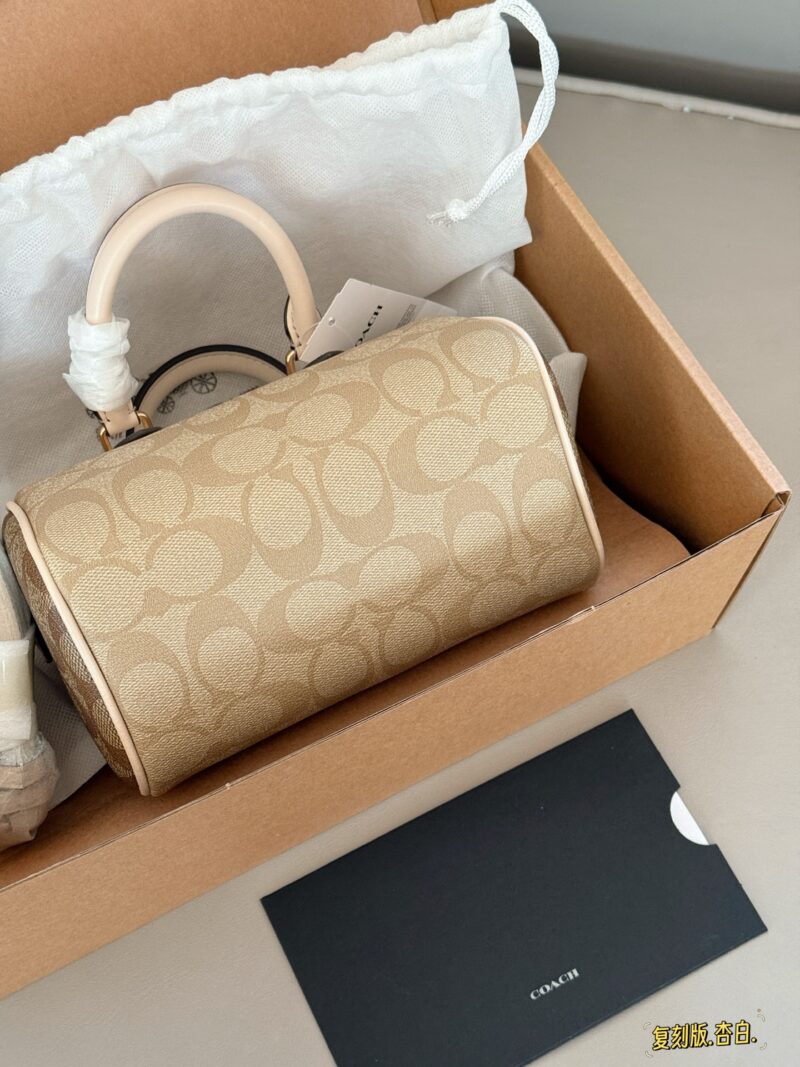 6747c2494a.jpg 230 (full package) replica version
size:18*12cm
C Home 24ss Pillow Bag/New Product Upgraded Again
Super cute mini Boston
Classic small size
Small body, large capacity!
Channel goods are very rare!
Search Coach Pillow Bag