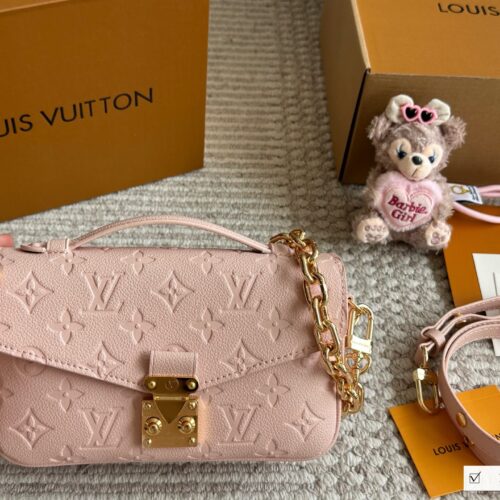 300 boxes
size：21*13cm
L's new small postman Metis
Freshly baked cherry blossom powder in spring and summer
The perfect sized LV mailman bag is here
The usage rate is super high!
Cute and lovely finally!! It's out!