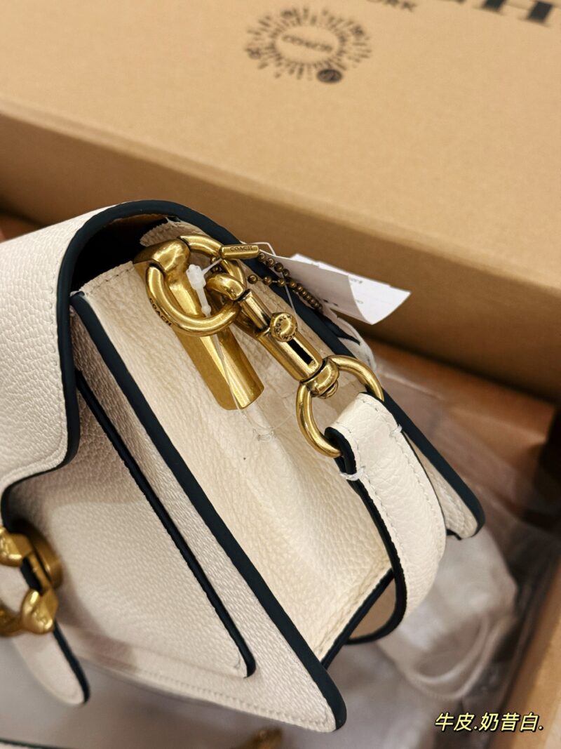 676411e42d.jpg 235 with box
size:25*15cm
Versatile artifact - tabby
C's Wine God Tabby
Milk white is super beautiful!
Engraving of Coach on Hardware
Full of small details
Equipped with leather straps for both shoulders!