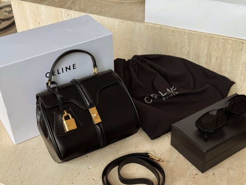 677c46ce1d.jpg 255 boxes
Size: 18 * 13cm
Latest Celin * soft 16
Simplicity, coldness, and age reduction
A very elegant bag with a touch of satin and cowhide, super versatile!