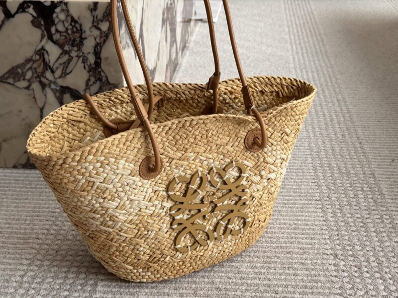 677ccbd35f.jpg 179 without box
Size: Bottom width 30, top width 50 * height 25cm
LOEWE | Grass woven bag
Don't you have such a beautiful straw woven bag in summer?
100% suitable for vacation~
Look at the sea, look at the sea, look at the sea