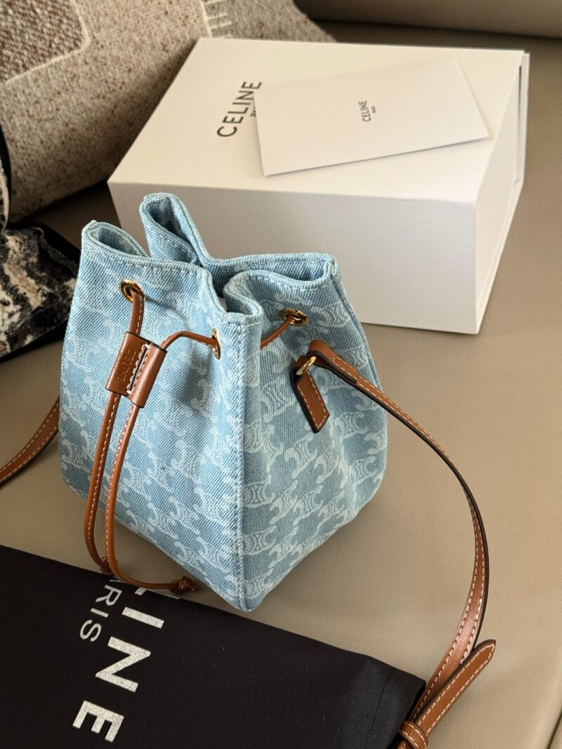 677dc1cd8b.jpg 205 box
size:14*18cm
Celine denim bucket bag
Shallow denim is perfect for summer!
Super online appearance
Celine bucket bag is easier to carry on the back
