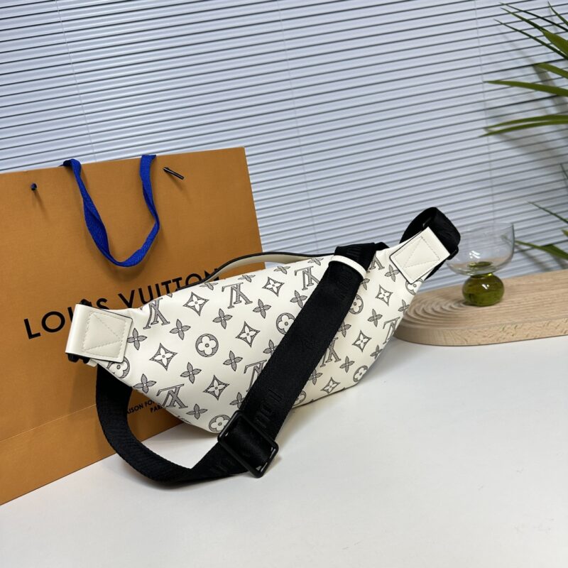 Donkey waist bag/chest bag model M25227 all leather white. This waist bag design is not only practical but also enhances the overall design sense, making it easy to raise the body proportion. The bag can be worn as a chest bag or crossbody bag, and c...