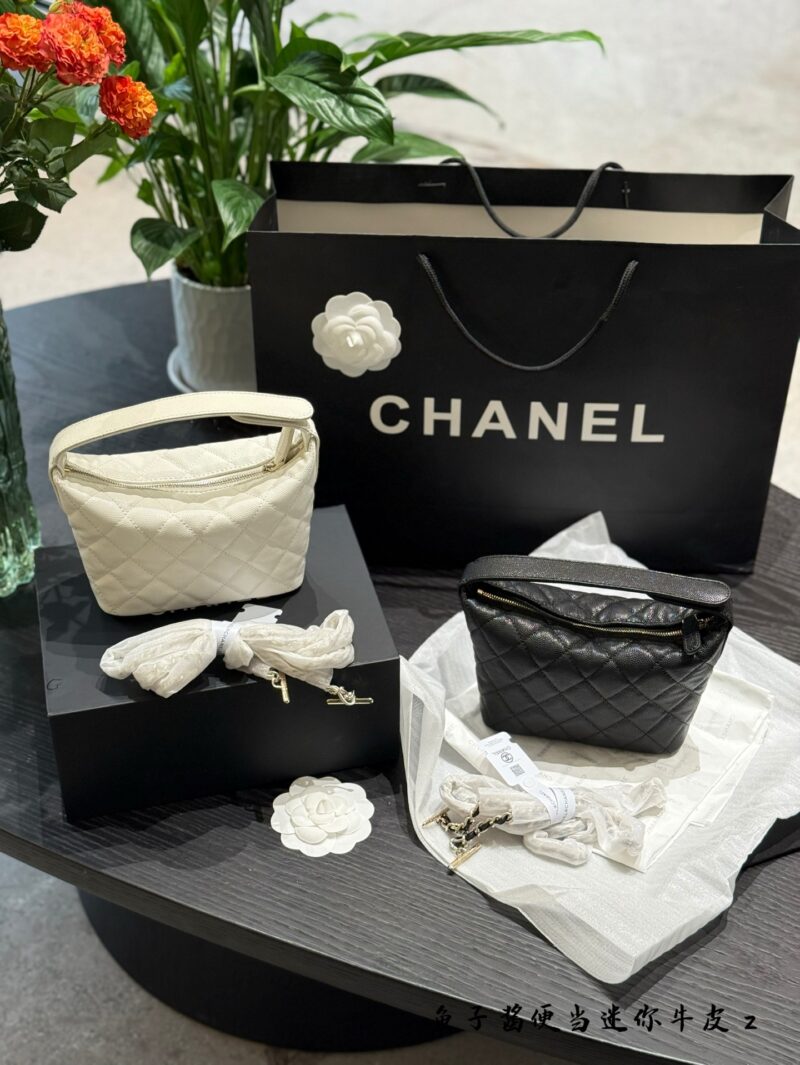 67a2246a15.jpg Bento bag p250
Chanel Chanel 25C Carefully Selected
The whole internet knows that 25 has indirectly adjusted the price. Although this cute lunch box bag belongs to small leather goods, the price allows me to climb Chanel again. It is also a popular b...