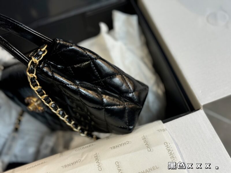 Complete packaging
size：20*12cm
Xiaoxiang's 23k Kelly
The most beautiful 23k, the oil wax skin looks so good! I have the impulse to immediately drop the sa!
The new bag really smells great!
Cowhide quality