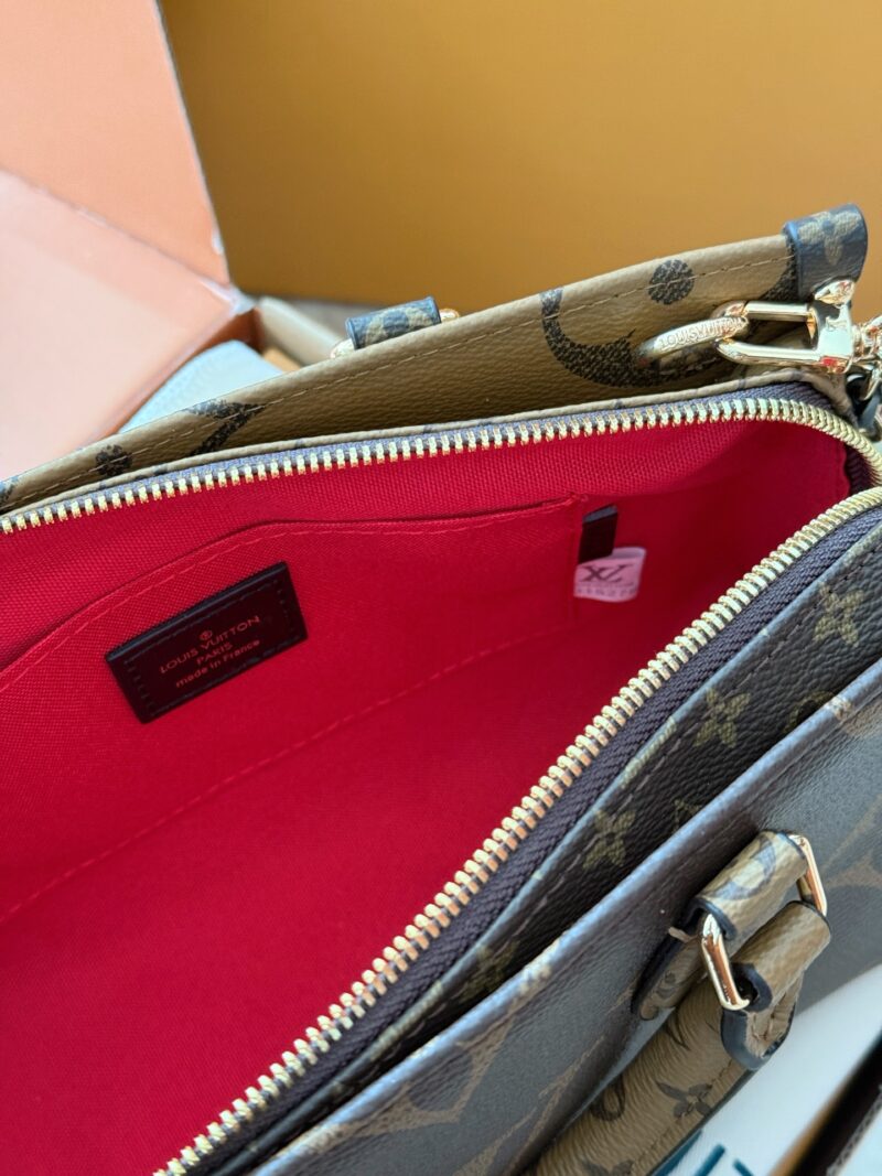 67af4b85a4.jpg 265 box upgrade version
size:25*13cm
Highly anticipated by everyone!
L Home On the Go has finally released a slim shoulder strap version,
There's also an extra leather chain under the armpit back
Recommend this bag type! Super practical
This small ...