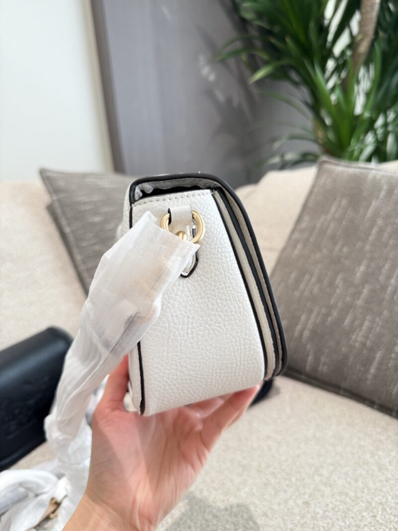 Coach carriage saddle bag p240
New Carriage Series
Coach Coach women's full carriage style saddle bag crossbody bag Saddle [Grin] is a very practical and beautiful model, with a retro saddle bag shape and full leather edging that is not easily deform...