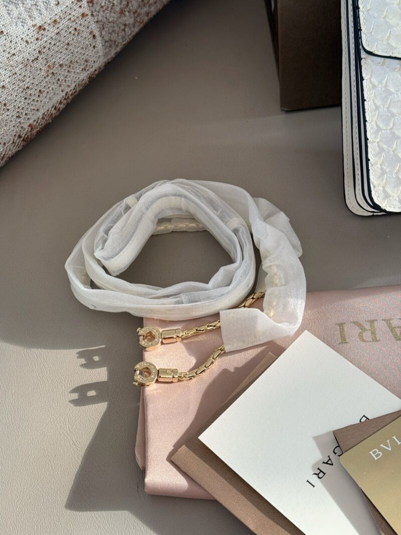 67cc1e09a3.jpg 330 box
size:20.5*15cm
Bulgari cowhide
White versatile summer must-have
The bag is simple and exquisite, with an elegant upper body and temperament
Snakehead and chain showcase details
Three compartments capacity
A stylish outfit that won't go wrong!