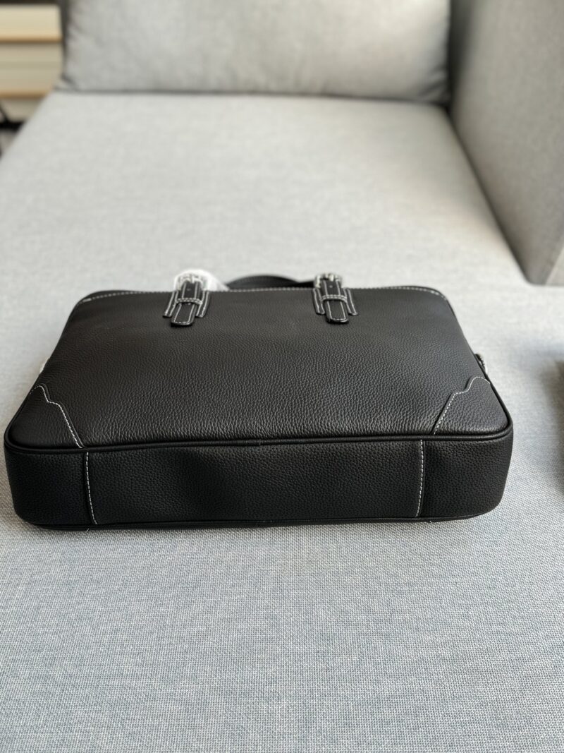 67ce0099a2.jpg Cowhide 335
size:37×28
Hermes lychee patterned briefcase handbag, single shoulder crossbody bag
Essential styles for office workers
Men's briefcase, can be slung over or carried by hand
The capacity is also very large, it can hold files and comput...