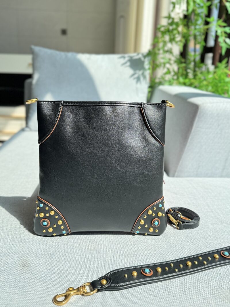 67f100ac42.jpg 235 Heaven and Earth Cover
size:31×31
MIU MIU Riveted Underarm Bag Used Bag
Miu Miu turquoise hobo armpit bag
Miu should only exist in the sky | Ethnic style Miu Miu medieval bag
MiuMiu ethnic style armpit bag
First encounter
The kind that must be...