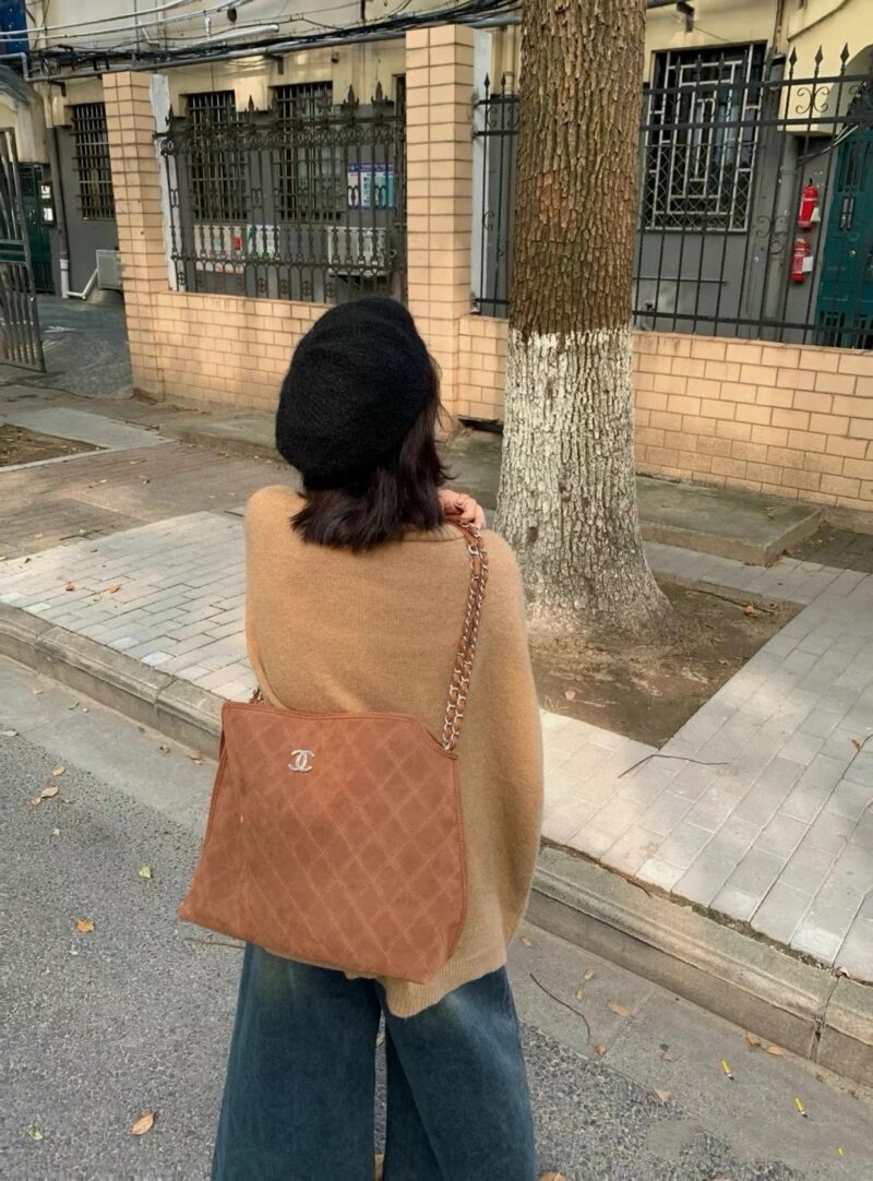 6804dca8f2.jpg CHANEL understands too well, madam, right
I can think that this CHANEL suede hobo is really suitable for daily carrying
And the big bag is very easy to use. I really like this kind of big bag that can be packed when going out
Let me see who doesn't l...