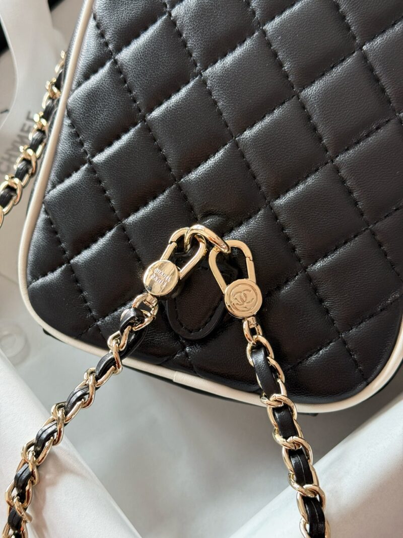 6806ffb720.jpg 295/sheepskin box
size:13*18cm
Xiaoxiangjia 25P new backpack
This season's stir fried chicken with cute little shoulders
My new bag!
CHANEL 25p black and white border panda color
25P all black sheepskin small book bag is cool!