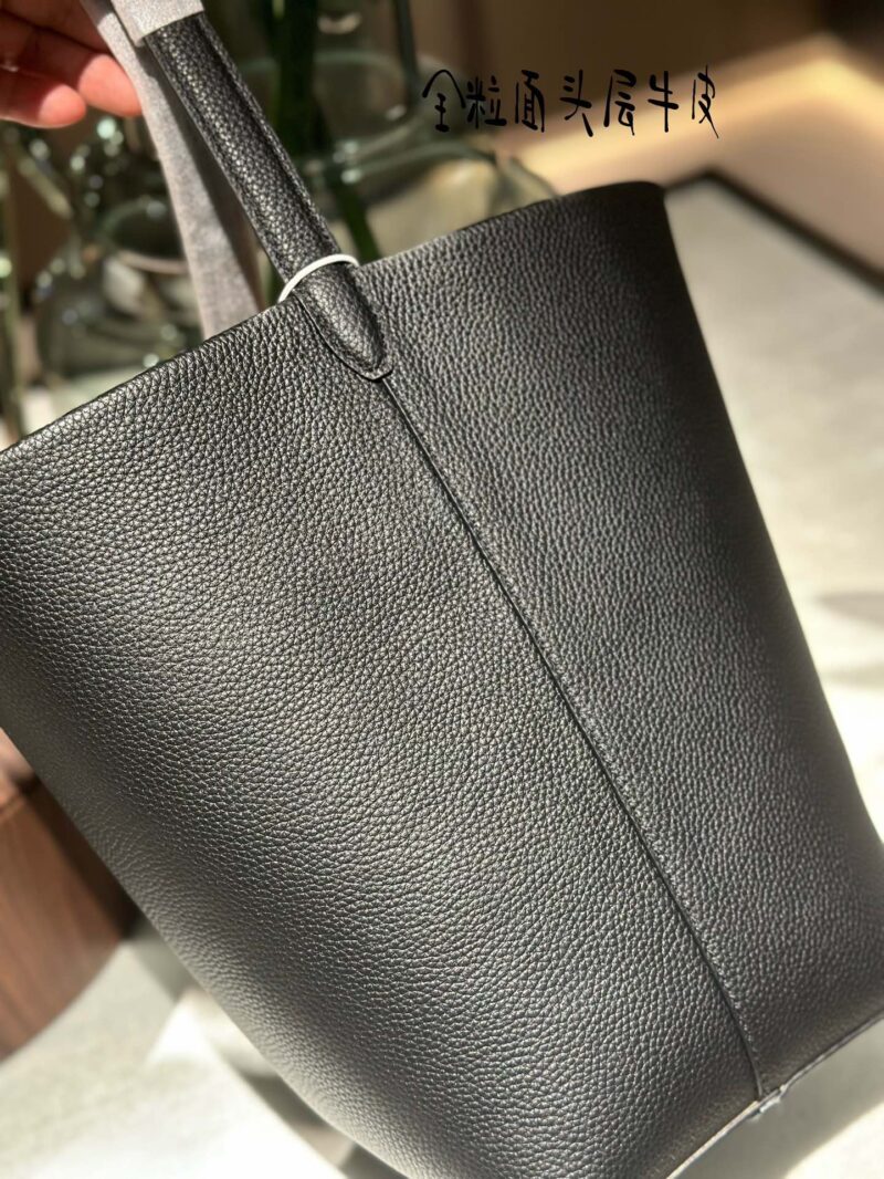680a456cf9.jpg Bucket Bag ? Gift inner bag G7155 # p375
Liu Yifei, Ni Ni, Dong Jie, Naza, Yang Mi
Waiting for many female celebrities to wear the same bucket bag as the old forward bucket bag, medium size full grain top layer cowhide
The favorite of minimalism, w...
